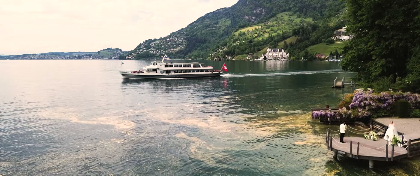 Kursschiff vor dem Ufer