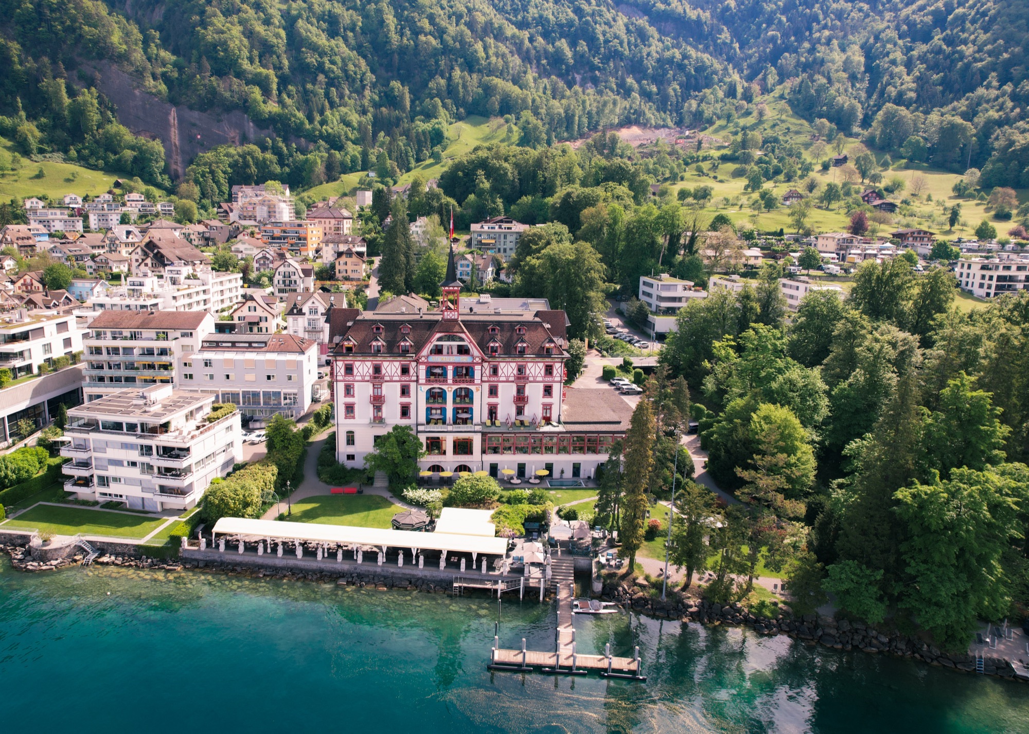 Luftaufnahme des Hotels direkt am See